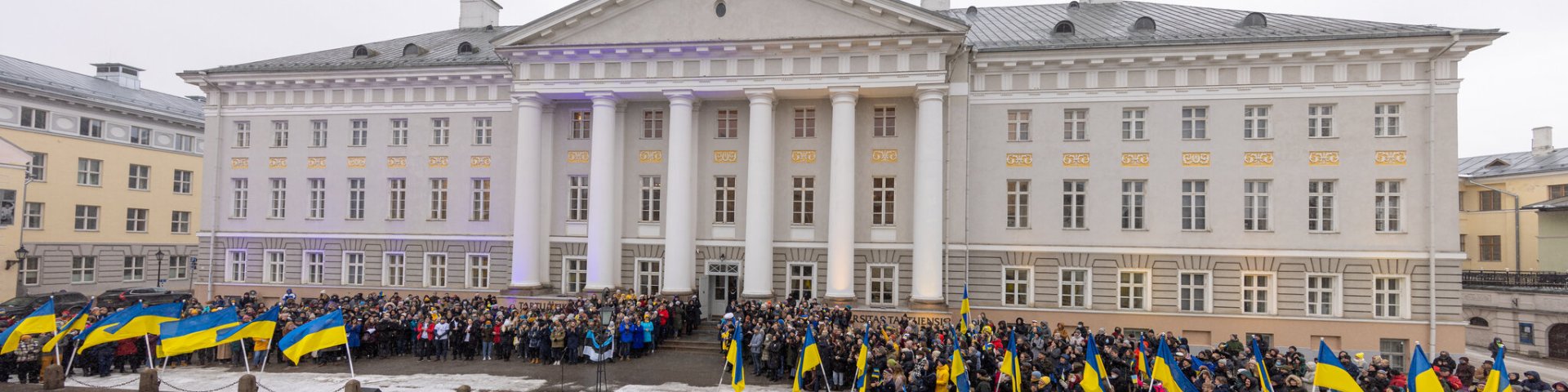 Ülikoolipere kogunes peahoone ette, et kuulata senati pöördumist Ukraina rahva poole