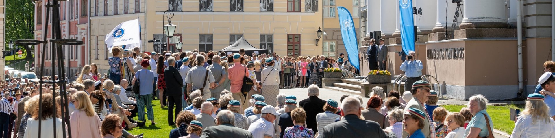 Tartu Ülikooli vilistlaste kokkutulek peahoone ees